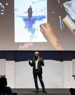 Riccardo Falcinelli per Cartaceo04, con live painting di Andrea Serio